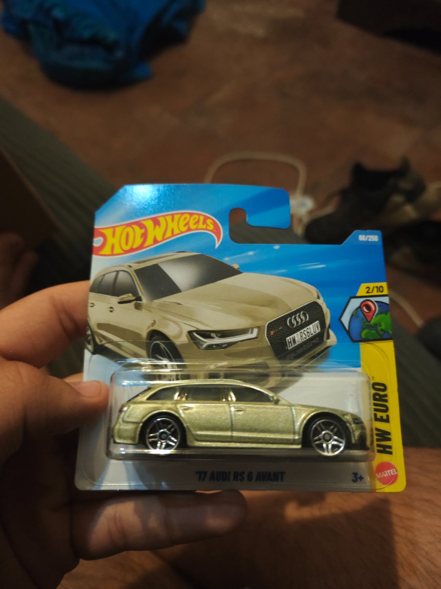 Photo of Hot Wheels 2026 '17 Audi RS 6 Avant (Metalflake Champagne) – Collector view